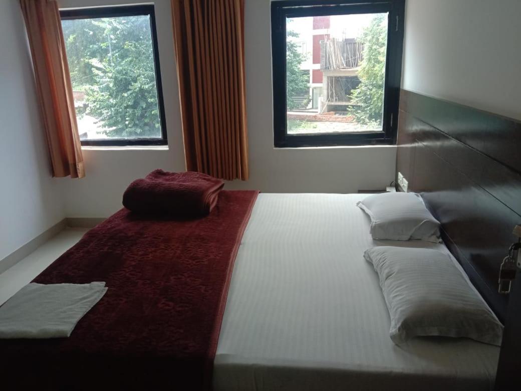 Supreme Guest House By Wb Inn آغْرا المظهر الخارجي الصورة